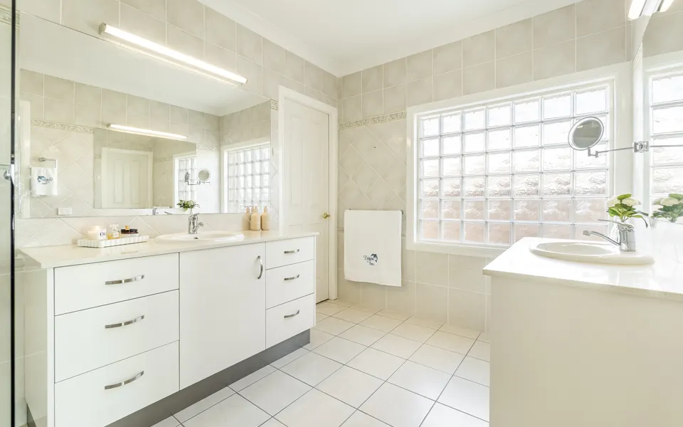 DOLPHIN VIEW | Elegant Waterfront Haven