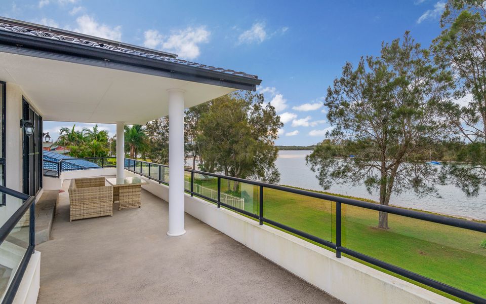 TAROONA – Majestic Waterfront Holiday Yamba