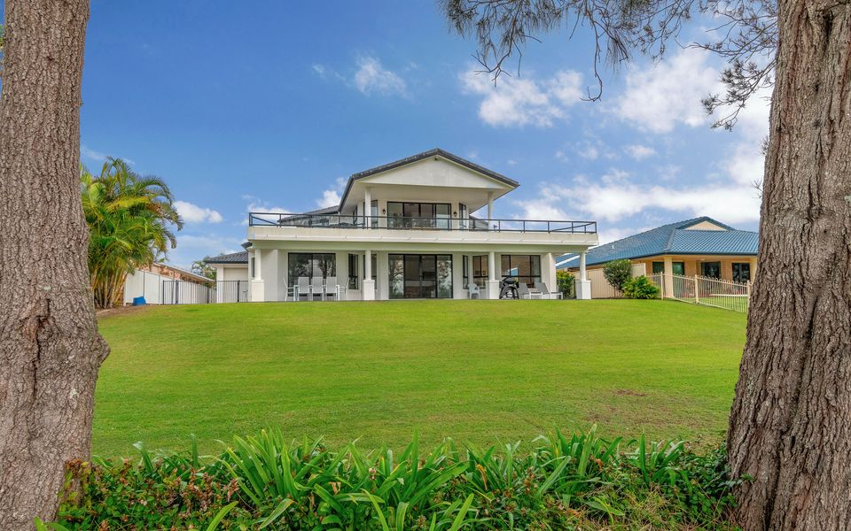 TAROONA – Majestic Waterfront Holiday Yamba