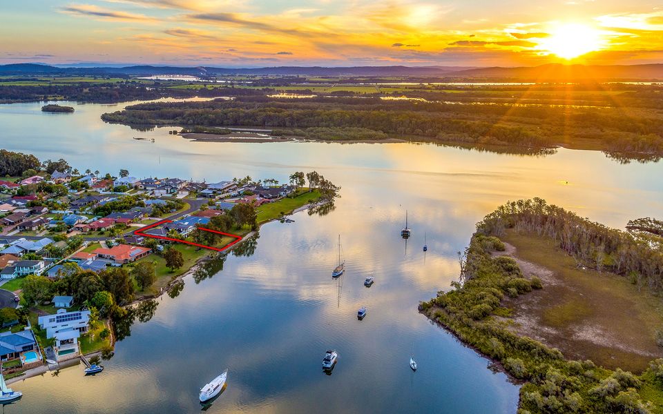 TAROONA – Majestic Waterfront Holiday Yamba