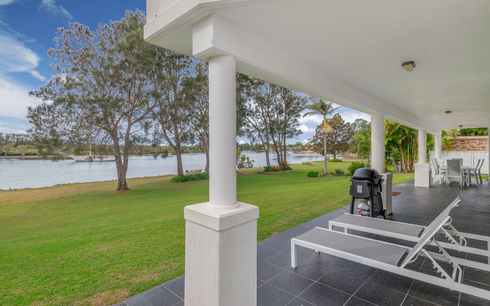 TAROONA – Majestic Waterfront Holiday Yamba