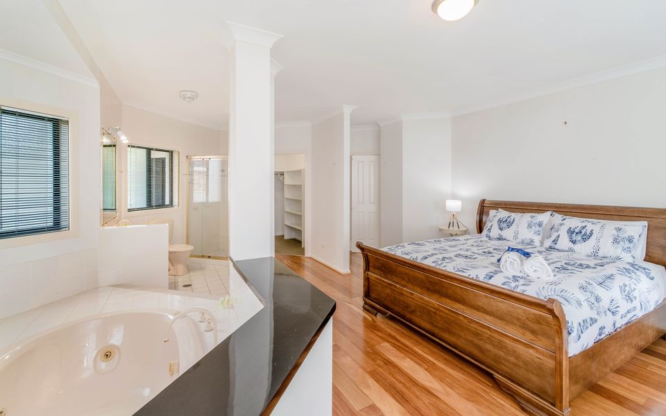 TAROONA – Majestic Waterfront Holiday Yamba