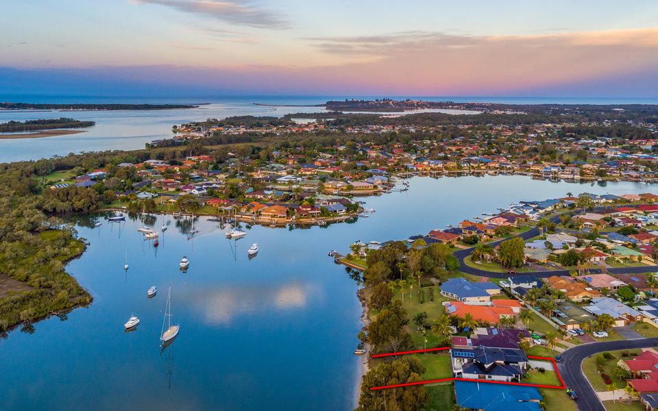 TAROONA – Majestic Waterfront Holiday Yamba