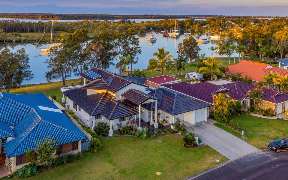 TAROONA – Majestic Waterfront Holiday Yamba