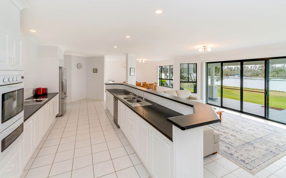 TAROONA – Majestic Waterfront Holiday Yamba
