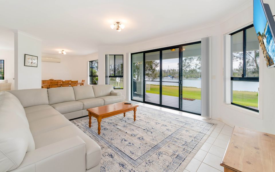 TAROONA – Majestic Waterfront Holiday Yamba
