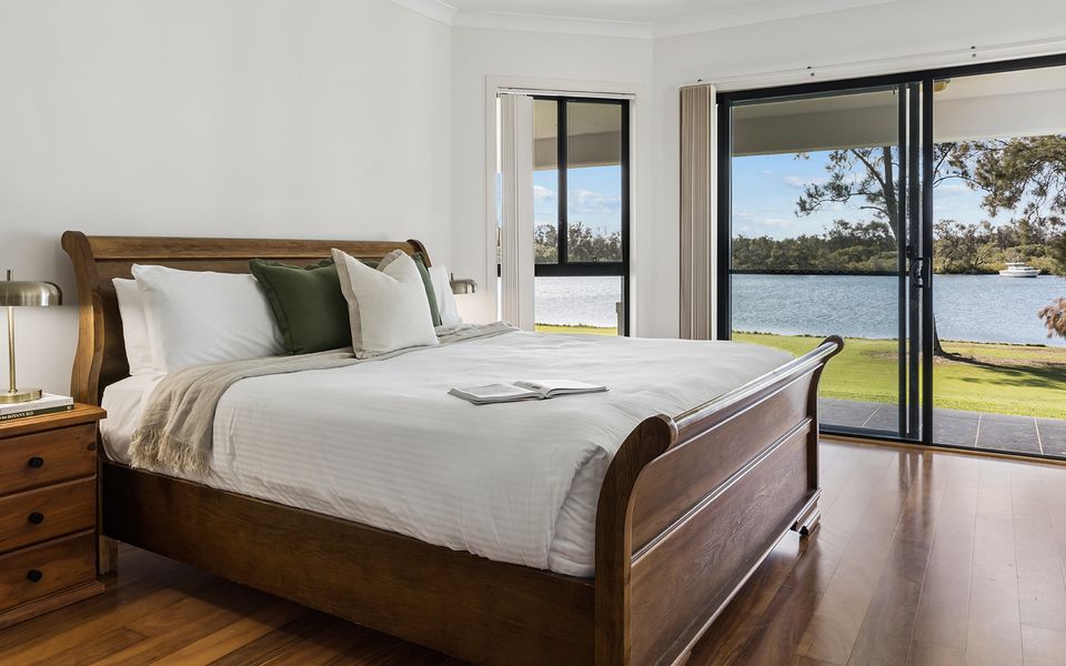 TAROONA – Majestic Waterfront Holiday Yamba