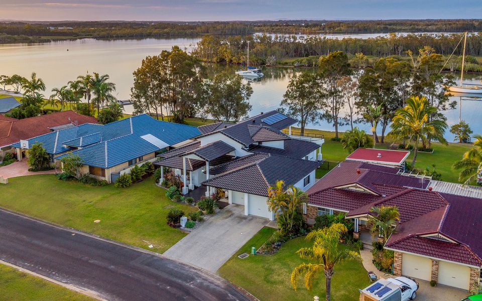 TAROONA – Majestic Waterfront Holiday Yamba