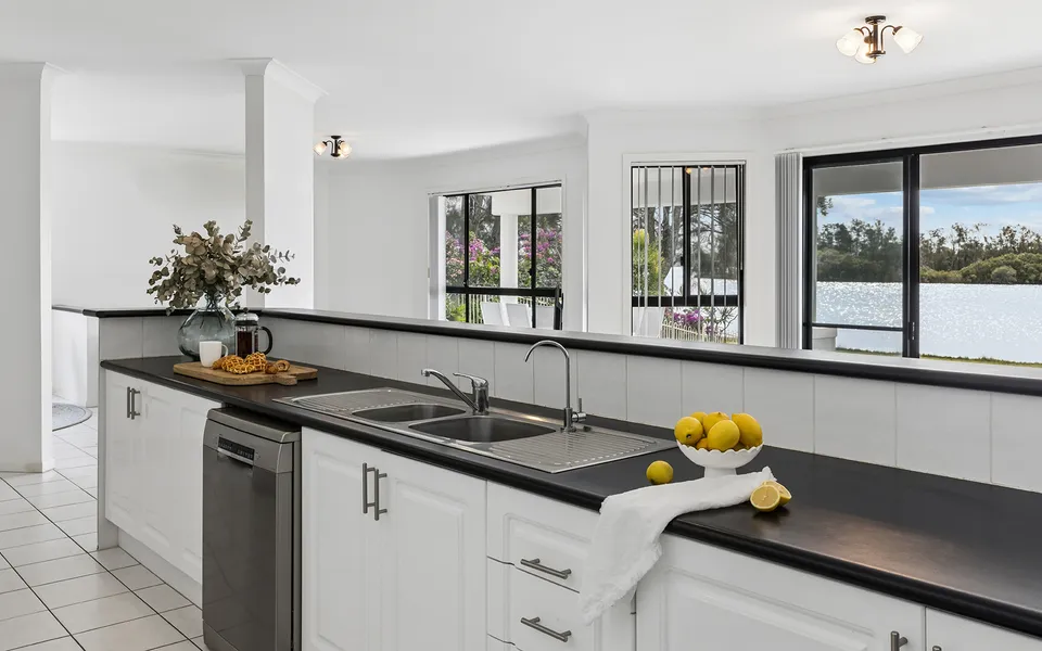 TAROONA – Majestic Waterfront Holiday Yamba