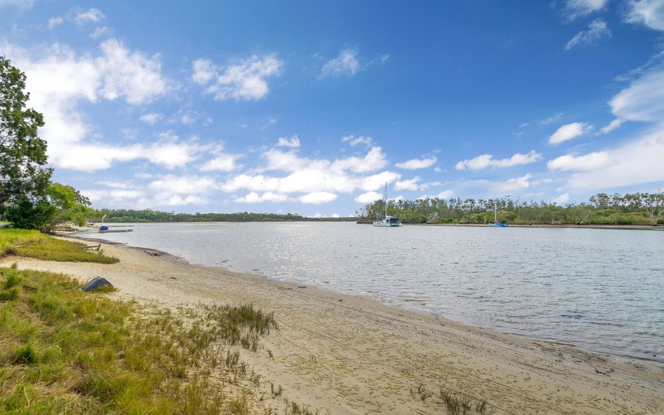 TAROONA – Majestic Waterfront Holiday Yamba