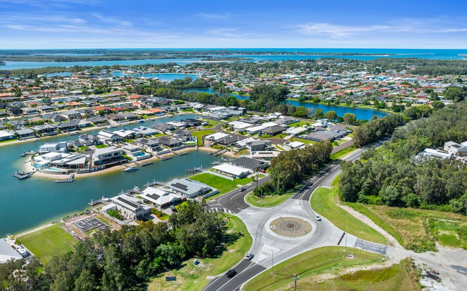 PELICAN WATERS – Pet Friendly Waterfront Escape with Private Jetty | Holiday Yamba