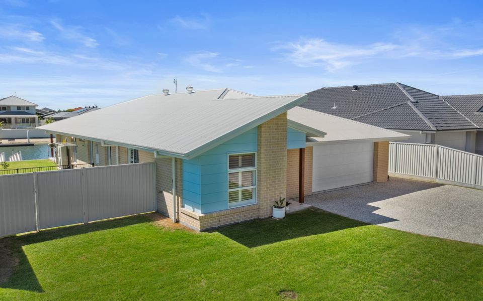 PELICAN WATERS – Pet Friendly Waterfront Escape with Private Jetty | Holiday Yamba