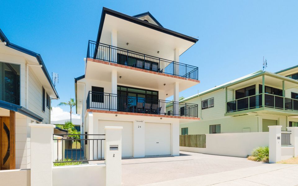 ARCOOLA 1 | Overlooking Main Beach