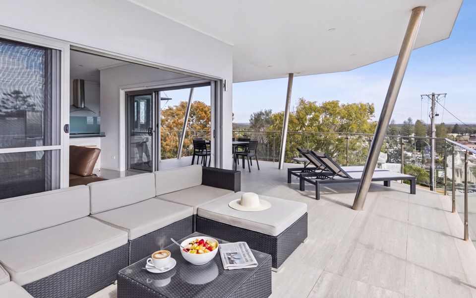 PILOTAGE 1 – Elevated Yamba Escape with River, Ocean & Sunset Views | Holiday Yamba