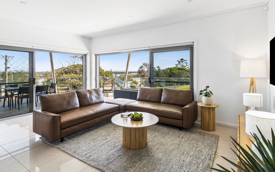 PILOTAGE 1 – Elevated Yamba Escape with River, Ocean & Sunset Views | Holiday Yamba