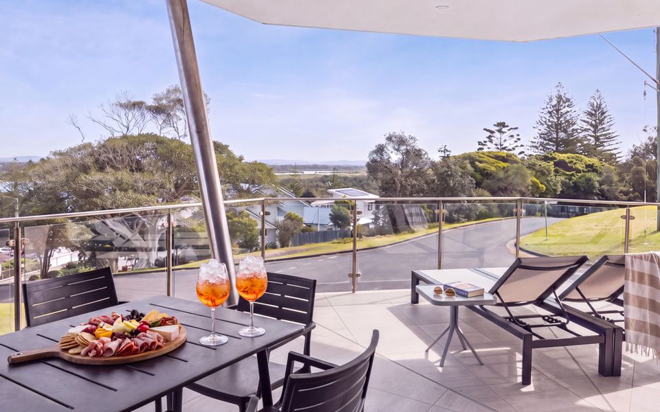 PILOTAGE 1 – Elevated Yamba Escape with River, Ocean & Sunset Views | Holiday Yamba