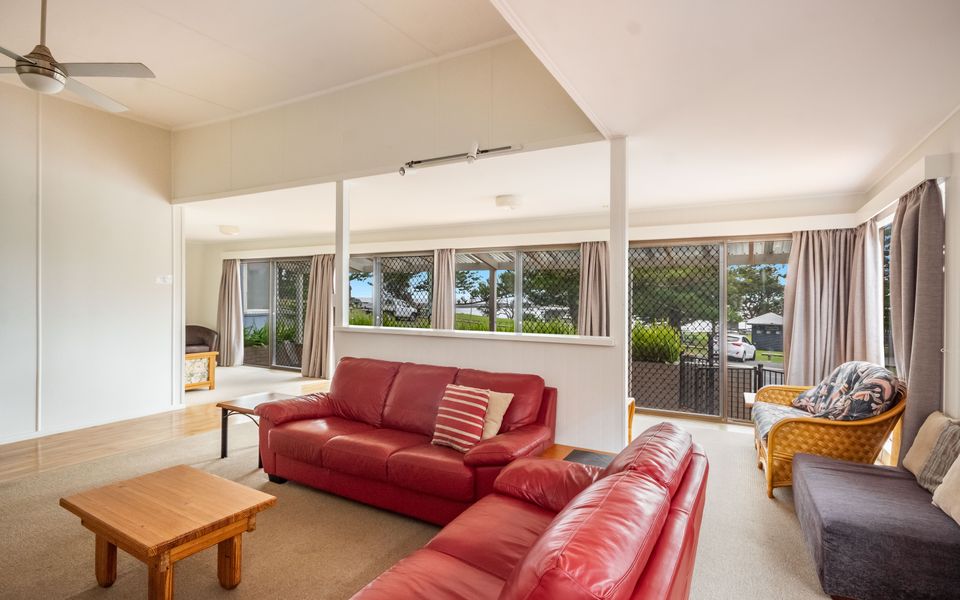 CLARENCE COURT ON THE BEACH | Spacious beach house