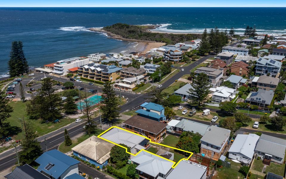 CLARENCE COURT ON THE BEACH | Spacious beach house