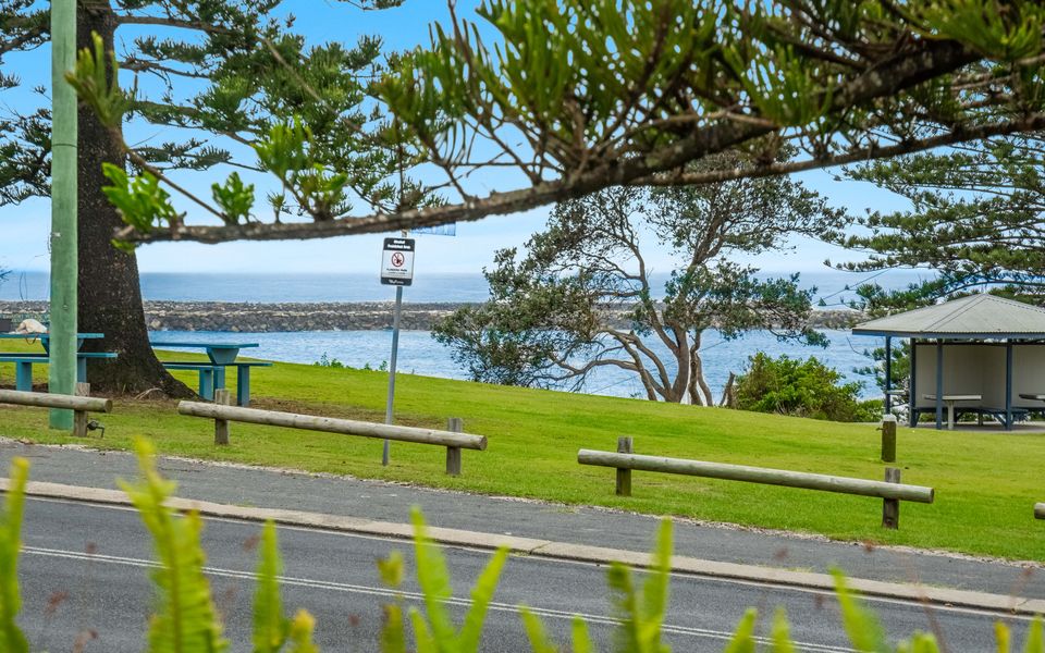 CLARENCE COURT ON THE BEACH | Spacious beach house