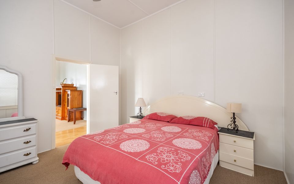 CLARENCE COURT ON THE BEACH | Spacious beach house