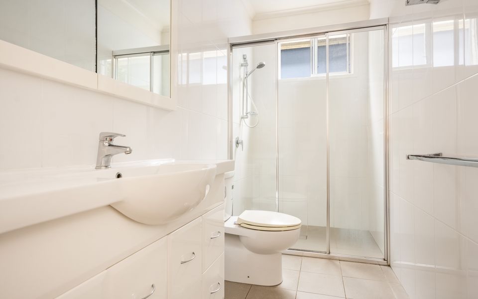 CLARENCE COURT ON THE BEACH | Spacious beach house