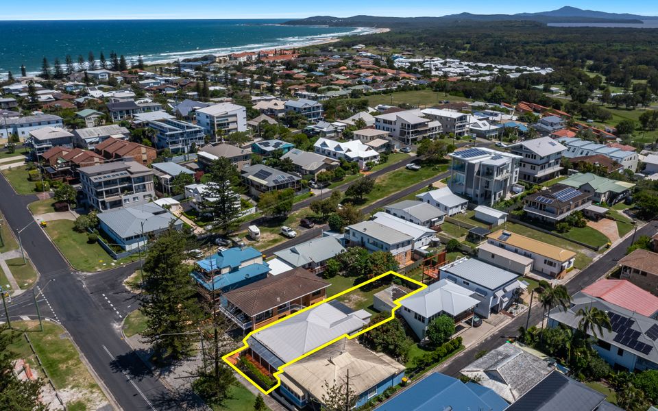 CLARENCE COURT ON THE BEACH | Spacious beach house