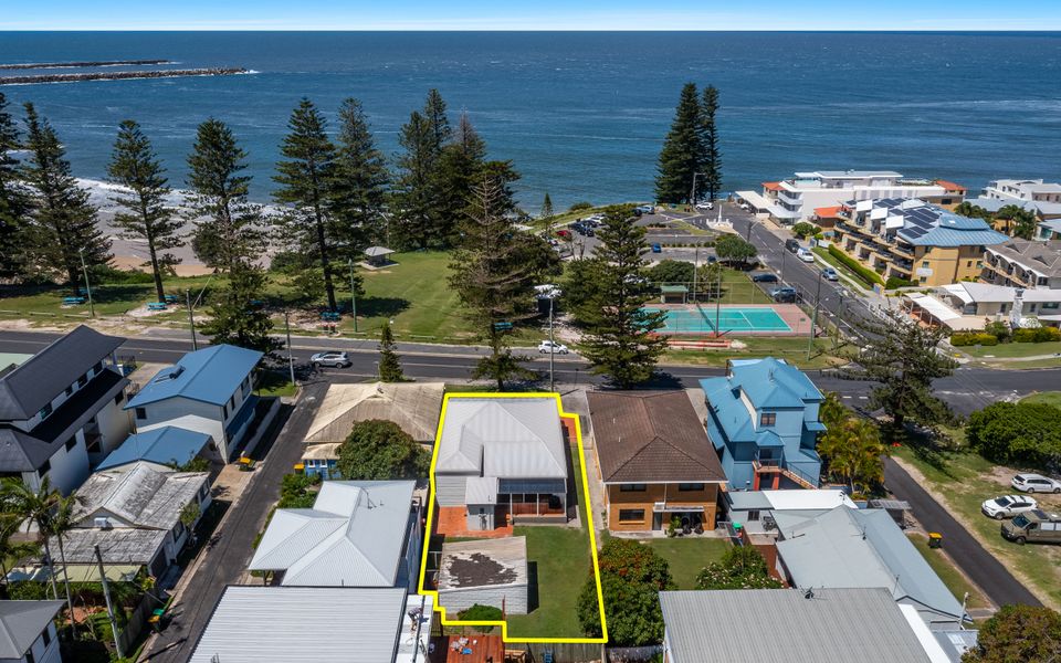 CLARENCE COURT ON THE BEACH | Spacious beach house