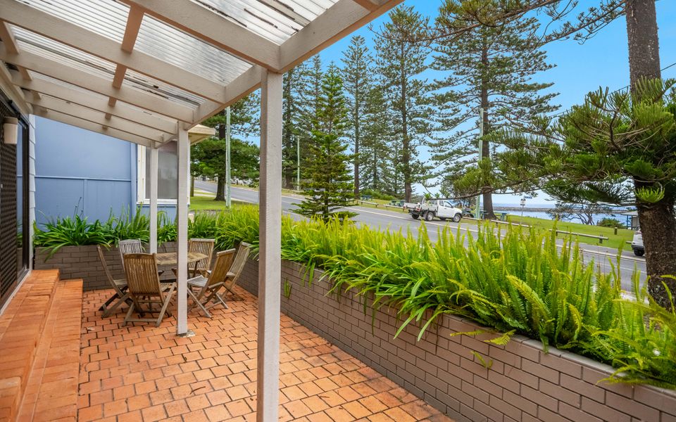 CLARENCE COURT ON THE BEACH | Spacious beach house
