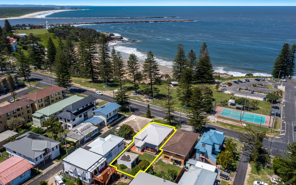 CLARENCE COURT ON THE BEACH | Spacious beach house