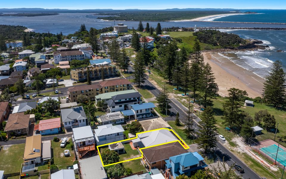 CLARENCE COURT ON THE BEACH | Spacious beach house