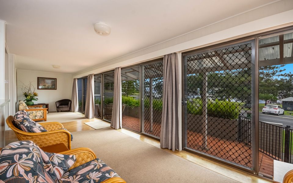 CLARENCE COURT ON THE BEACH | Spacious beach house