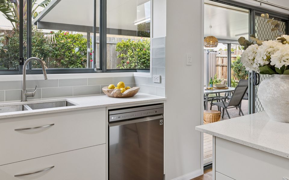 CATALINA COURT – UNIT 7 | Just a short walk to Pippi Beach