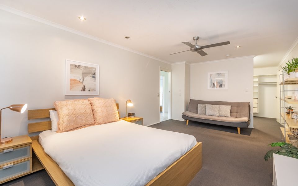 SANDY SHORES | Absolute Waterfront & Swimming pool