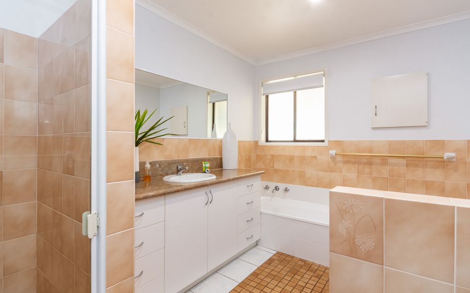 SANDY SHORES | Absolute Waterfront & Swimming pool