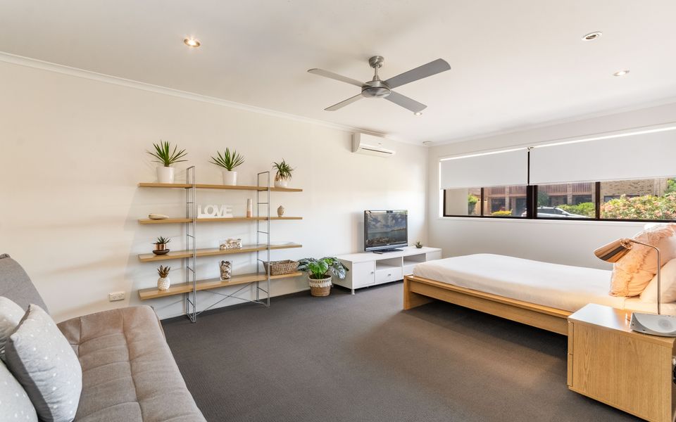 SANDY SHORES | Absolute Waterfront & Swimming pool