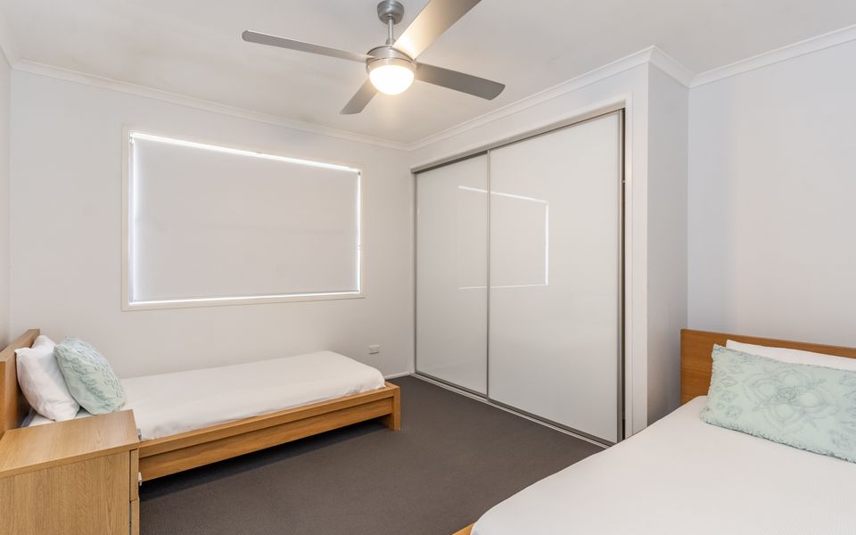 SANDY SHORES | Absolute Waterfront & Swimming pool