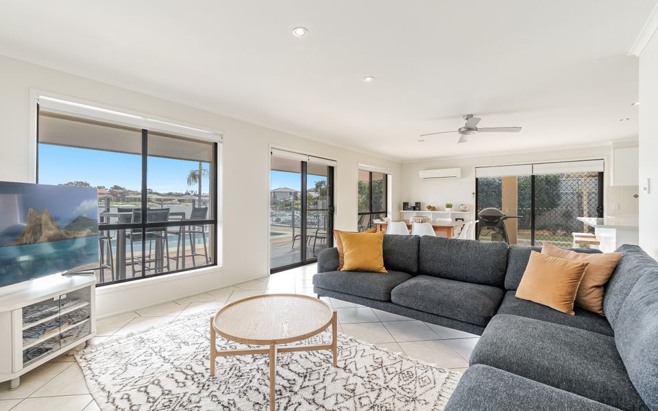 SANDY SHORES | Absolute Waterfront & Swimming pool