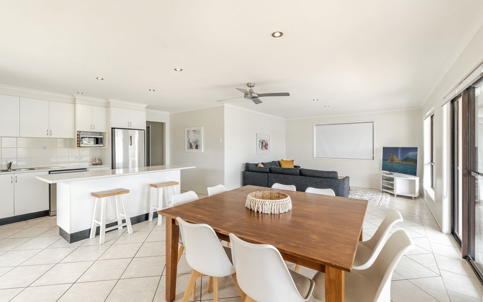 SANDY SHORES | Absolute Waterfront & Swimming pool