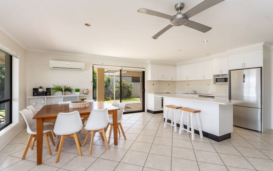 SANDY SHORES | Absolute Waterfront & Swimming pool