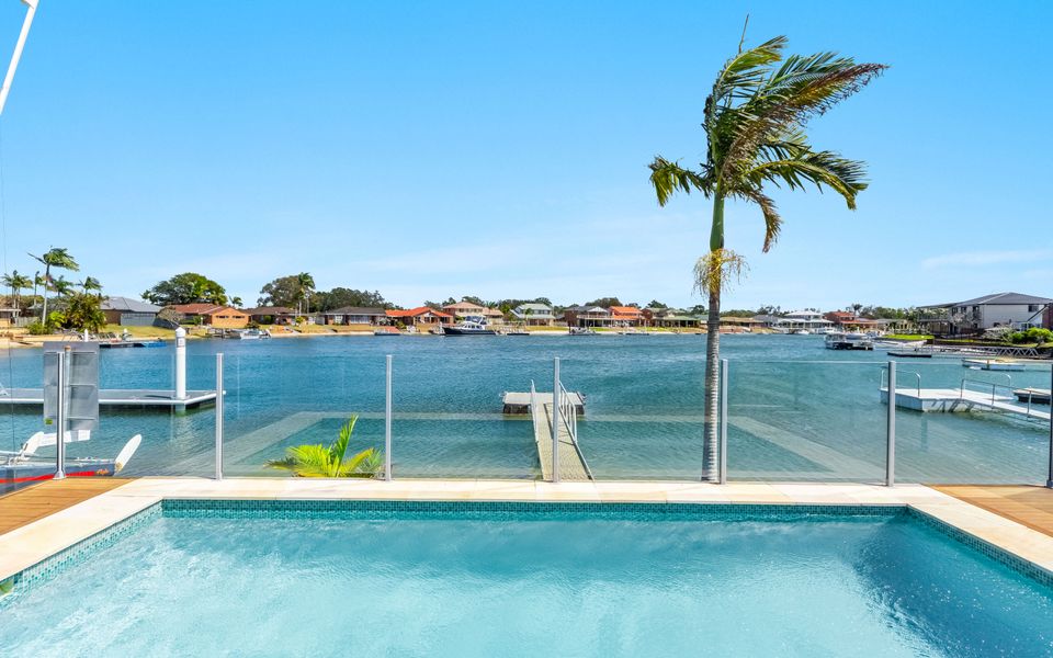 SANDY SHORES | Absolute Waterfront & Swimming pool