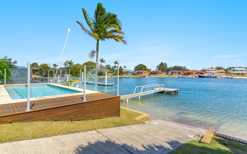 SANDY SHORES | Absolute Waterfront & Swimming pool