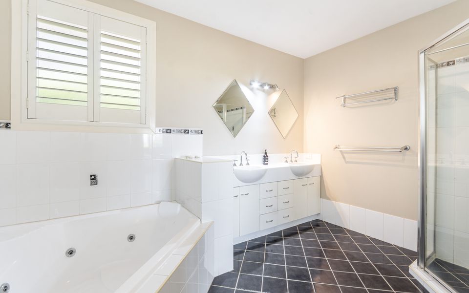 COWRIE HOUSE | Spacious, Modern holiday home