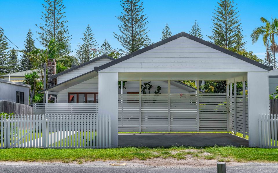 HIGH THREE | Beach House in Town