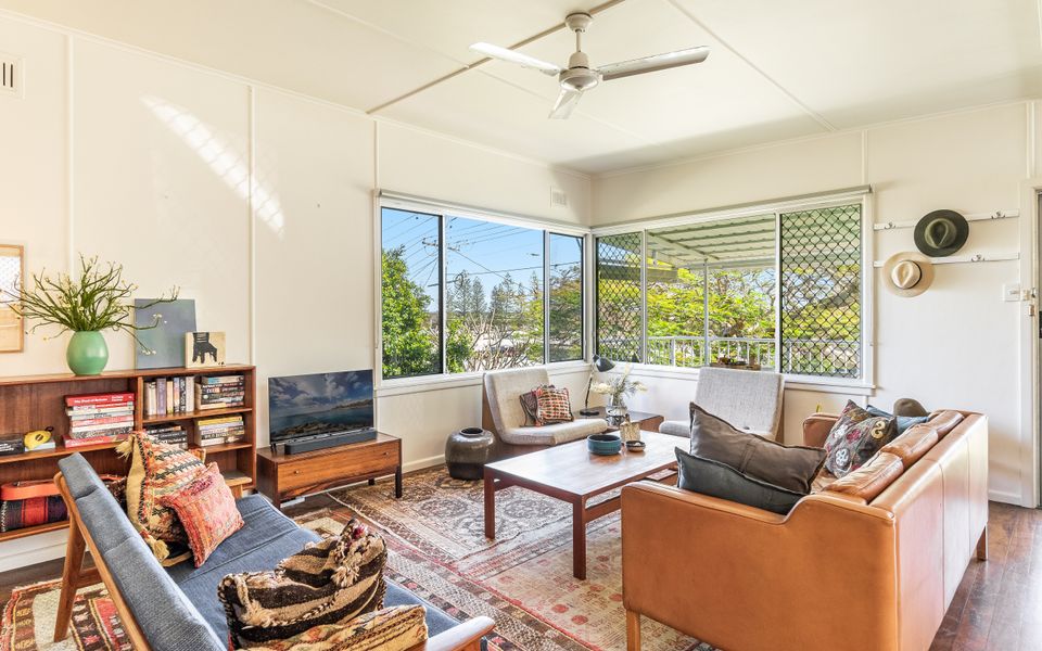 SHARON – Pet Friendly Beach Cottage in Town