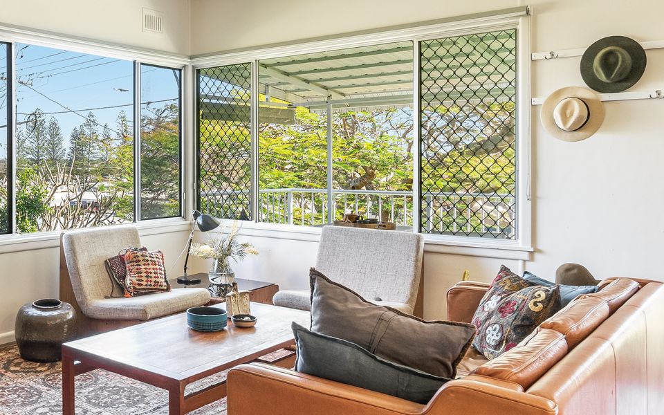 SHARON – Pet Friendly Beach Cottage in Town