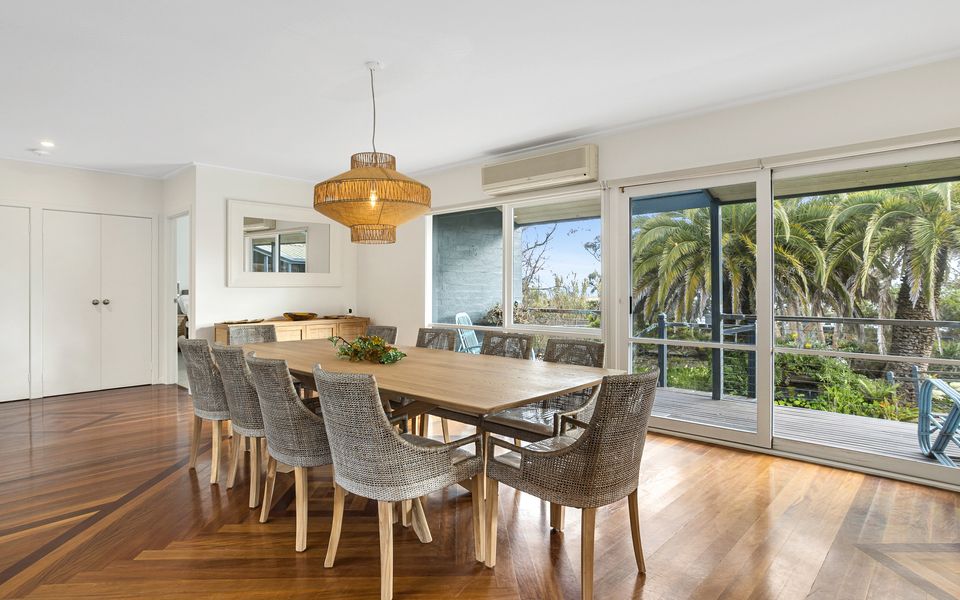 Luxury Holiday House by the Beach & Village