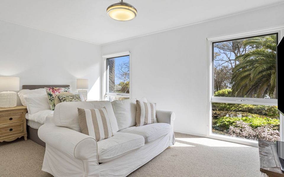 Luxury Holiday House by the Beach & Village