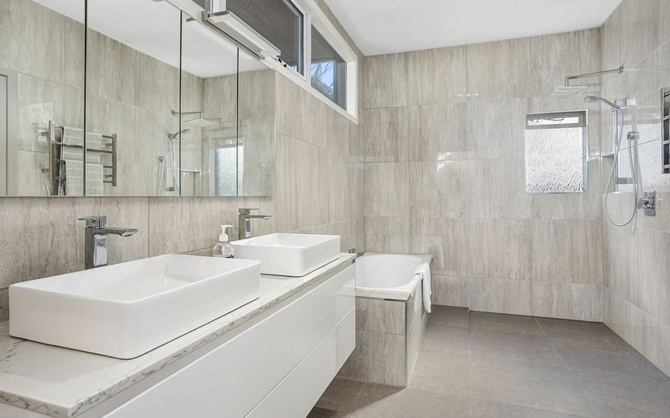 Luxury Holiday House by the Beach & Village