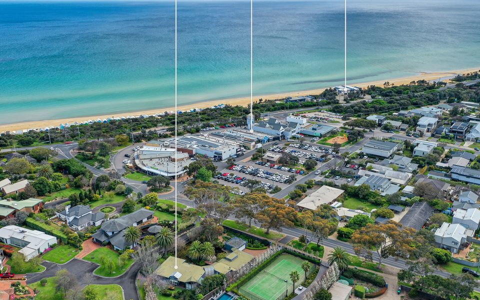 Luxury Holiday House by the Beach & Village