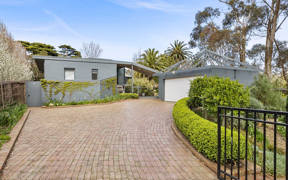 Luxury Holiday House by the Beach & Village